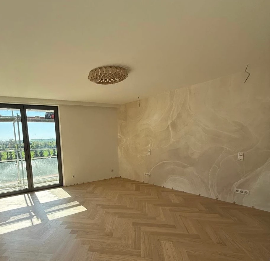 Wohnraum mit Fototapete: marmoriert-wolkenartiges Motiv in Sandtönen, Fischgrät-Parkett