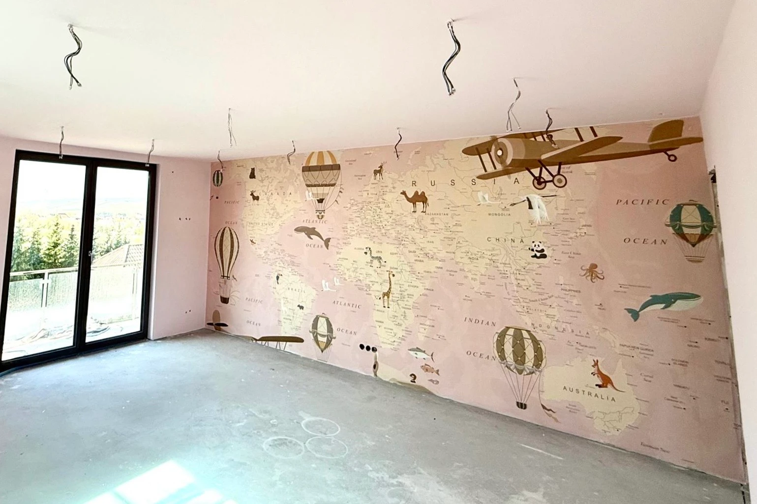 Kinderzimmer mit Weltkarten-Fototapete in Sandfarben, Tiere und Heißluftballons als Motiv