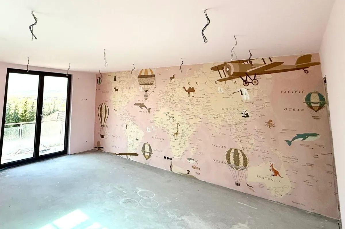 Kinderzimmer mit Weltkarten-Fototapete in Sandfarben, Tiere und Heißluftballons als Motiv