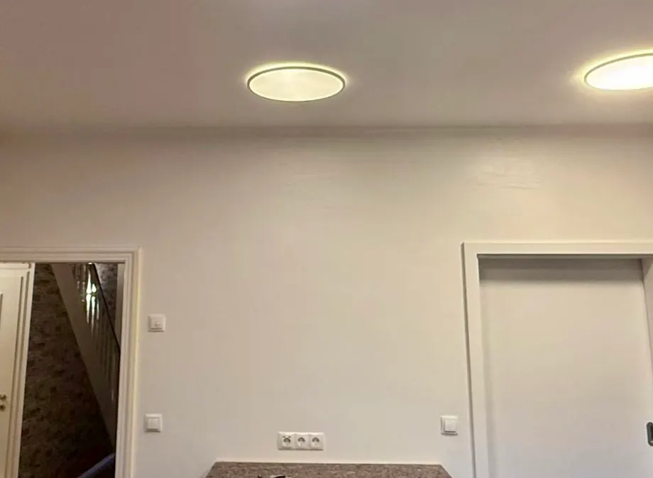 Weiße Wand im Wohnraum, vor dem Tapezieren