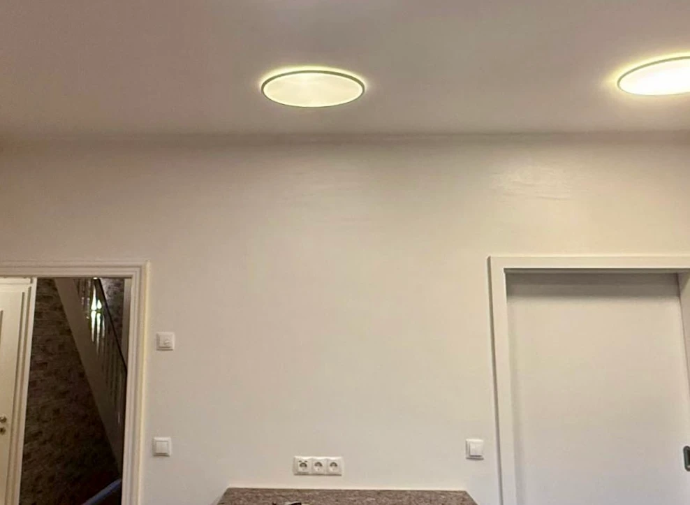Weiße Wand im Wohnraum, vor dem Tapezieren