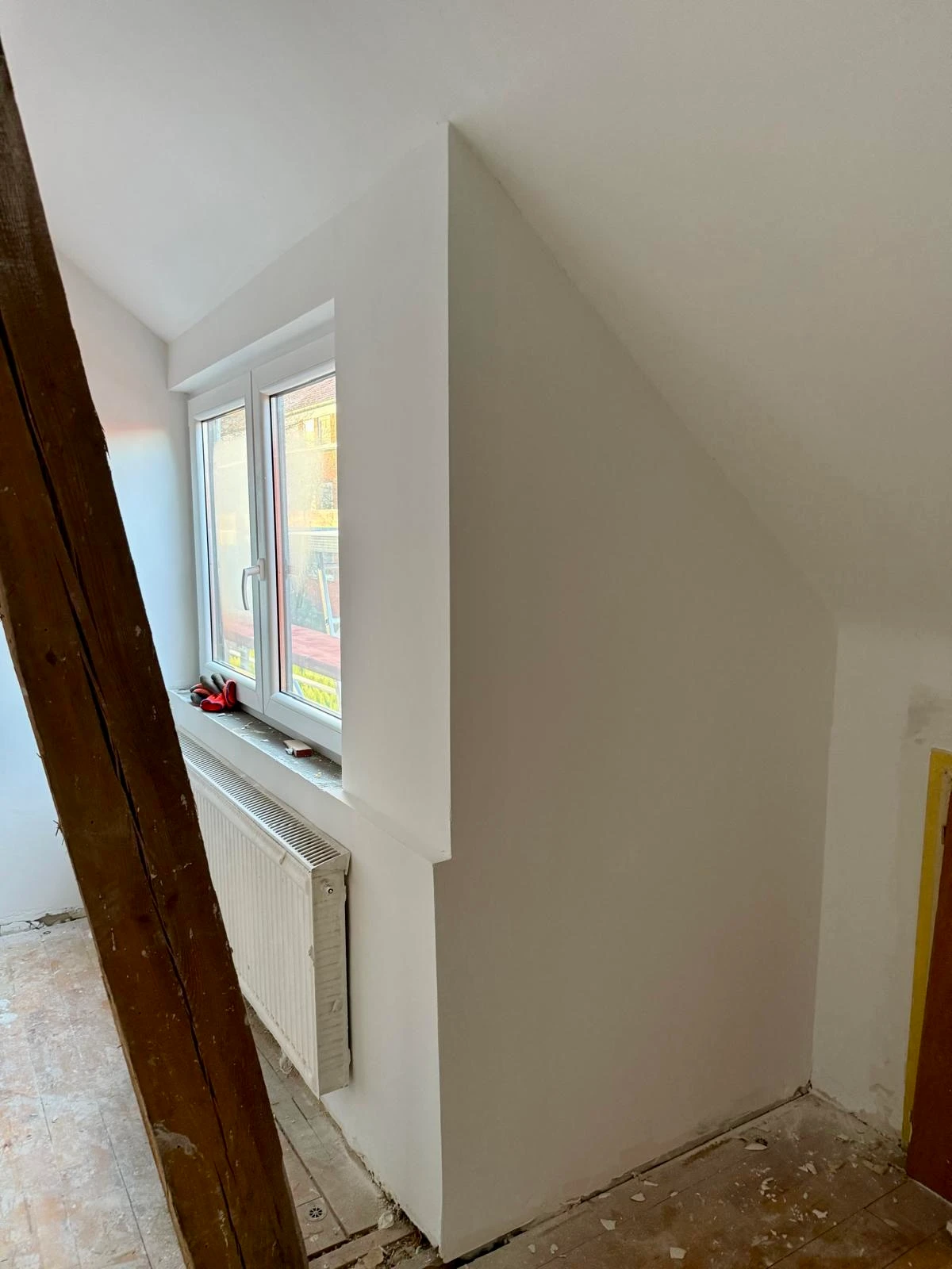 Derselbe Bereich fertig: weiß verputzte Wände und Decke, sauber gearbeitete Fensterleibung